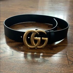 Black leather double G buckle Gucci belt (gold)
